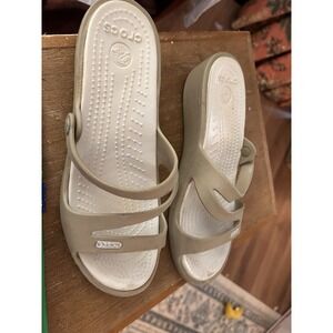 crocs womens 7 Getaway Scrappy Sandal Beige